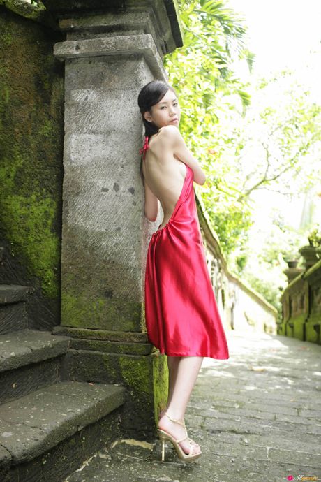 Asiatisk babe Emi Hasegawa tager sin bikini af før et nøgenmodeljob