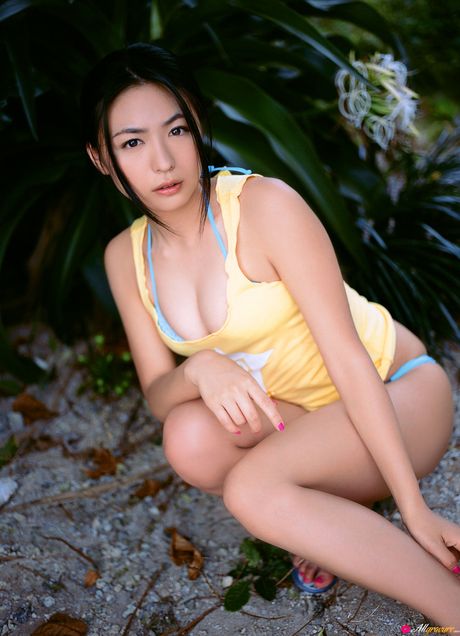 美麗的亞洲寶貝 Yukie Kawamura 展示了她令人驚嘆的乳房和修剪過的陰部