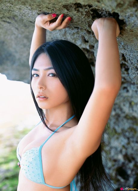 美麗的亞洲寶貝 Yukie Kawamura 展示了她令人驚嘆的乳房和修剪過的陰部