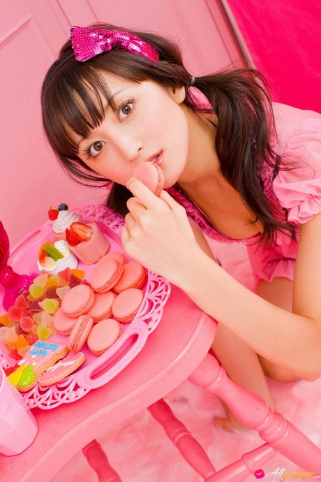 Brunhåret Ayaka Komatsu er en meget sexet asiatisk babe