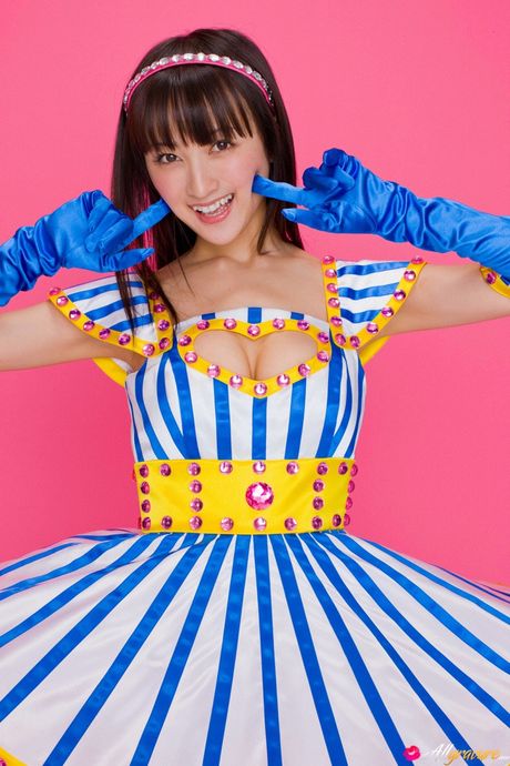 Brunhåret Ayaka Komatsu er en meget sexet asiatisk babe