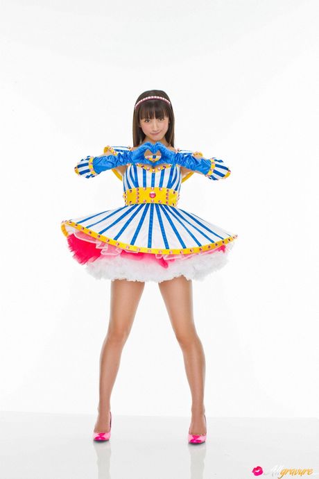 Brunhåret Ayaka Komatsu er en meget sexet asiatisk babe