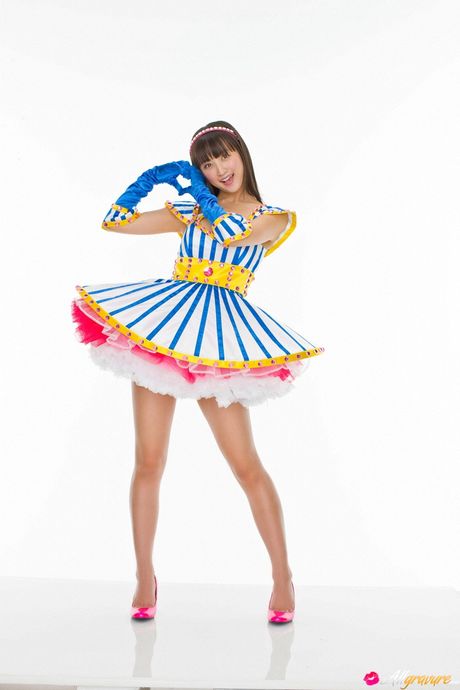 Brunhåret Ayaka Komatsu er en meget sexet asiatisk babe