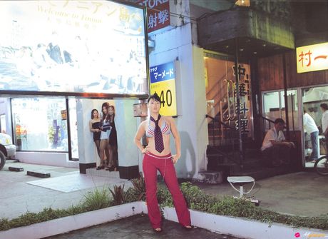 身穿比基尼的 Sayaka Isoyama 在戶外炫耀裸體少女陰部