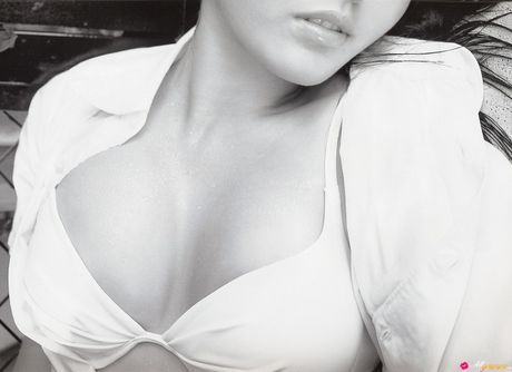 身穿比基尼的 Sayaka Isoyama 在戶外炫耀裸體少女陰部