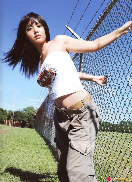 身穿比基尼的 Sayaka Isoyama 在戶外炫耀裸體少女陰部