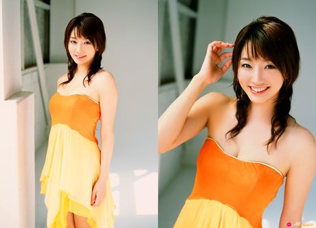 可愛い日本のカバーガール、真鍋かをりが、素敵なおっぱいを披露し、裸の姿を屋外で披露する