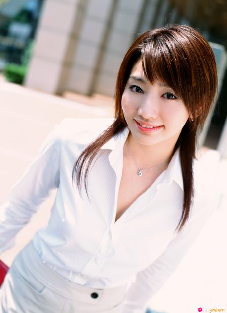 可愛い日本のカバーガール、真鍋かをりが、素敵なおっぱいを披露し、裸の姿を屋外で披露する