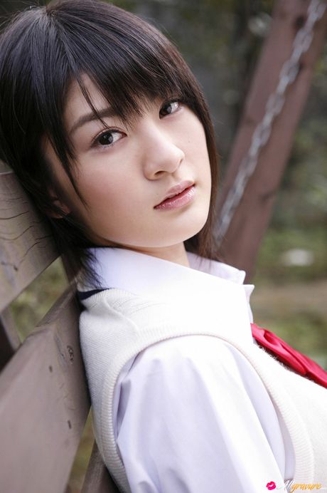 令人驚豔的亞洲女孩三井真由展示她的大胸部並獨自擺姿勢