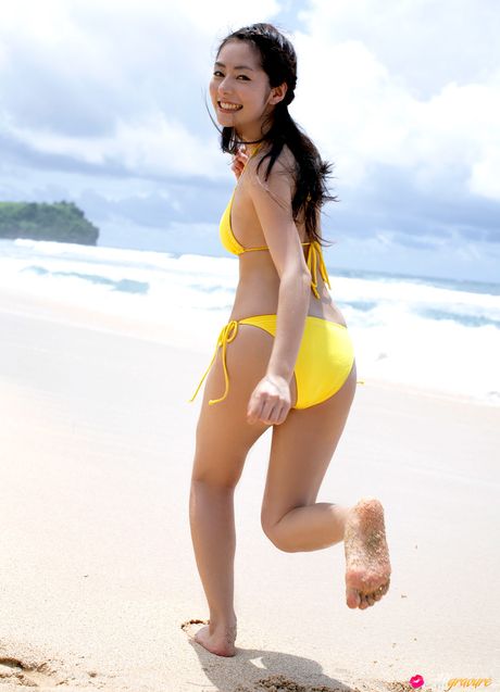 Fantastisk japansk skønhed Momoko Tani viser sine store bryster og poserer i en bikini