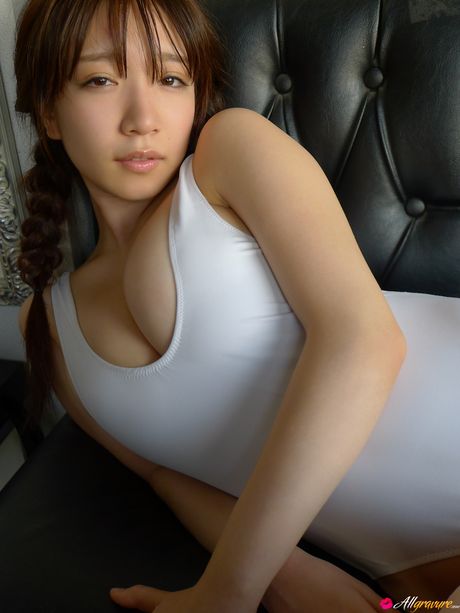 亞洲女孩 Airi Shimizu 展示她令人驚嘆的胸部並穿著黑色絲襪擺姿勢