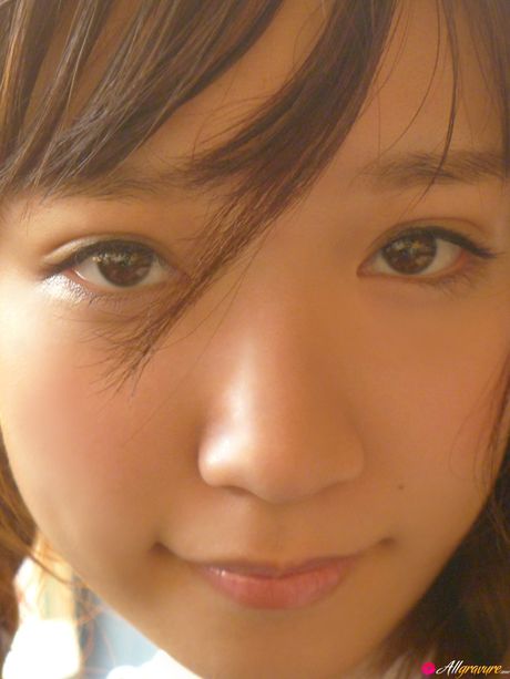 亞洲女孩 Airi Shimizu 展示她令人驚嘆的胸部並穿著黑色絲襪擺姿勢