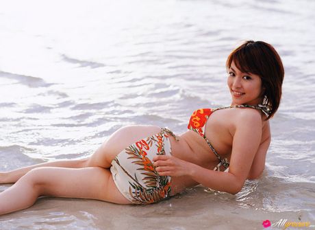 Stunning japanese covergirl Mayuko Iwasa flaunts her tiny tits and poses in a bikini