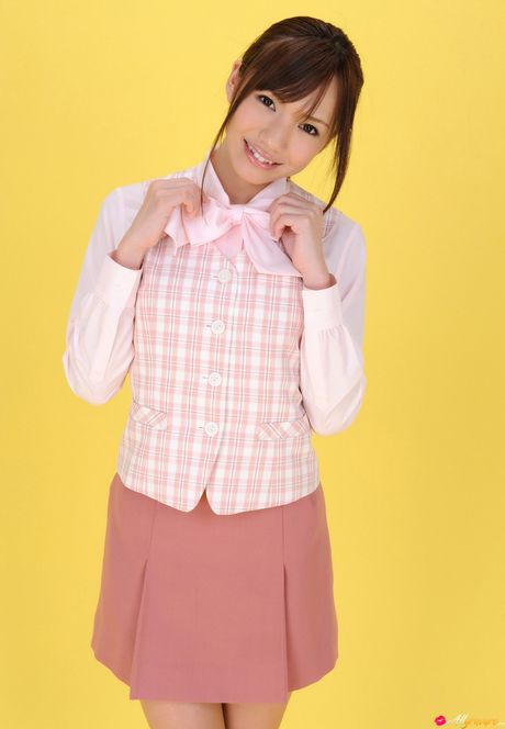 棕色眼睛的 Asami 是一位身材苗條的漂亮亞洲寶貝