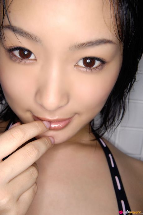 アジアのティーン佐藤和沙がビキニを脱いで素晴らしいおっぱいを披露