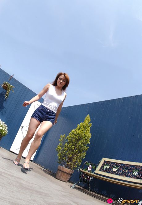 Dejlig dukke Remi stripper og fremhæver sine fantastiske bryster og skaldede fisse udendørs