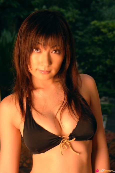 亞洲女孩熊田洋子脫下比基尼，穿著高跟鞋裸體走秀