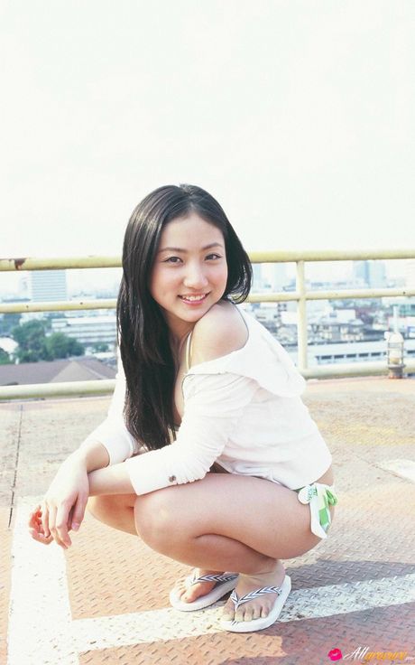 Hun poserer i sin bikini og viser sine bryster og røv frem