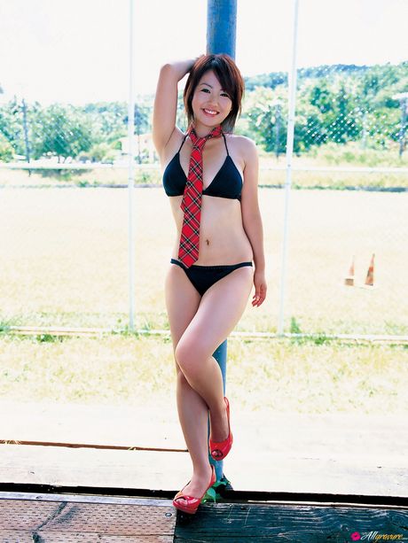 亞洲女孩 Sayaka Isoyama 穿著高跟鞋在沙發上裸體