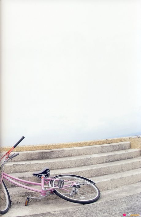 Asiatisk pige Miyabi Natsuyaki viser sine enorme bryster frem og poserer solo