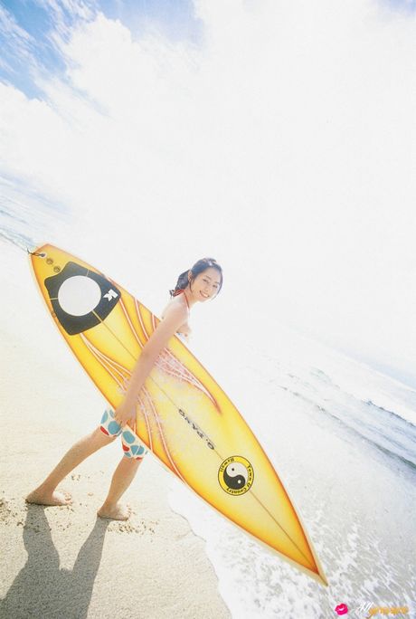 アジアのティーン、谷桃子がビーチでビキニ姿でポーズをとりながら濡れてしまう