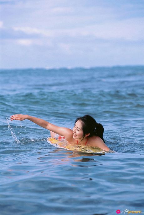 アジアのティーン、谷桃子がビーチでビキニ姿でポーズをとりながら濡れてしまう