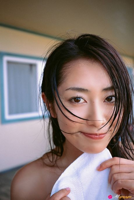 アジアのティーン、谷桃子がビーチでビキニ姿でポーズをとりながら濡れてしまう