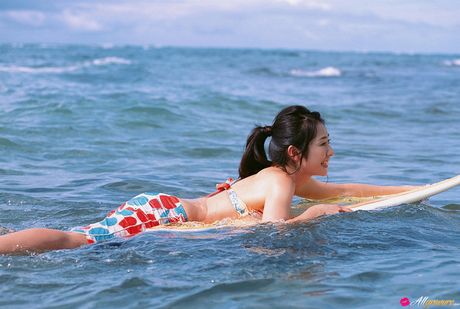 アジアのティーン、谷桃子がビーチでビキニ姿でポーズをとりながら濡れてしまう