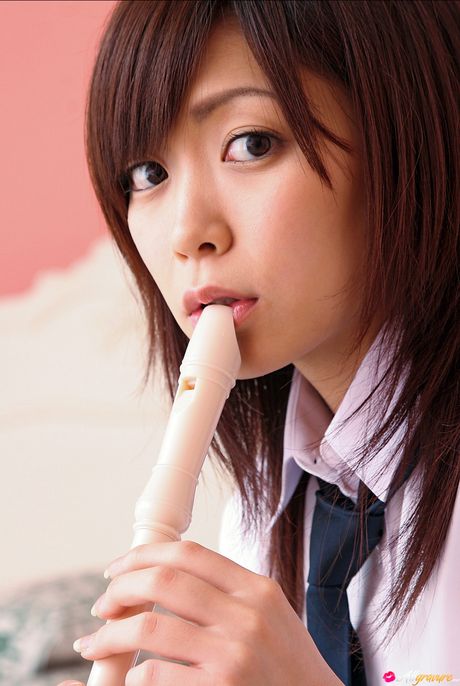 亞洲美女 Shiori Kaneko 穿著絲襪露出乳房並擺姿勢