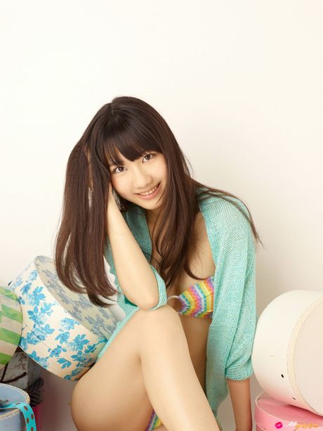 迷人的日本女孩柏木由希脫下比基尼，露出她的乳房