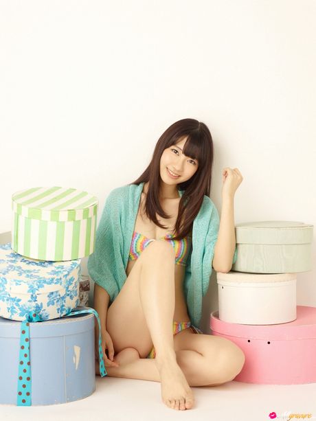 迷人的日本女孩柏木由希脫下比基尼，露出她的乳房