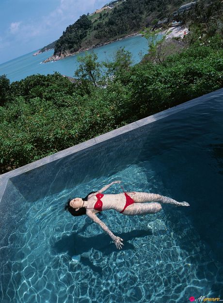 天使般的日本女孩秋山莉娜展示她的小乳房並穿著比基尼擺姿勢