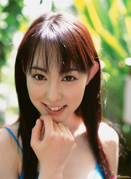 天使般的日本女孩秋山莉娜展示她的小乳房並穿著比基尼擺姿勢