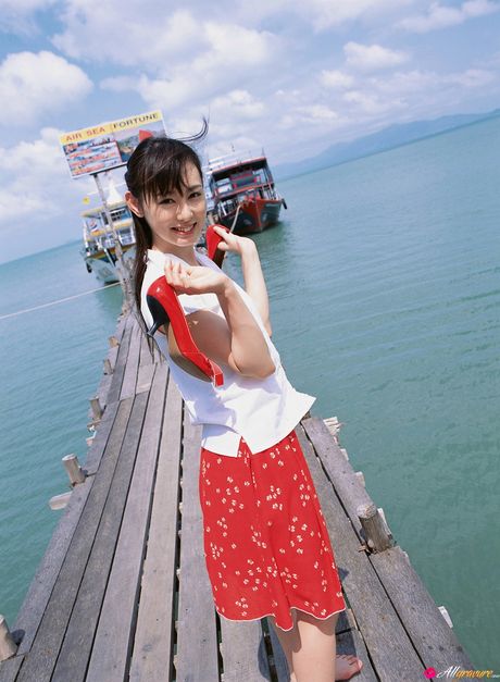 天使般的日本女孩秋山莉娜展示她的小乳房並穿著比基尼擺姿勢