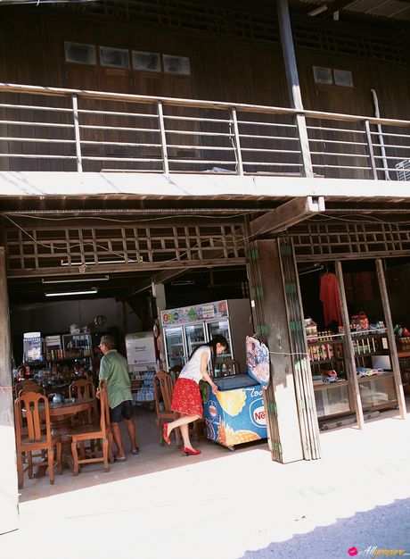 天使般的日本女孩秋山莉娜展示她的小乳房並穿著比基尼擺姿勢