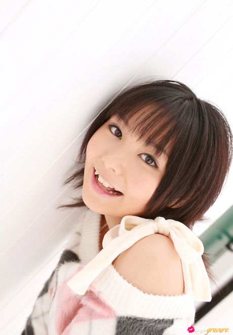 亞洲美女神谷奈奈身穿日本和服，近距離展示她的陰部