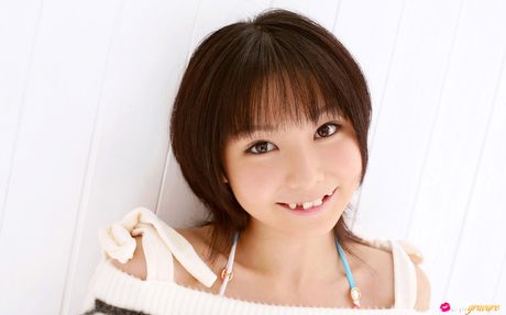 Asiatisk skønhed Nene Kamiya viser et nærbillede af sin fisse i en japansk kimono