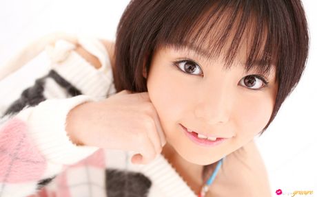 Asiatisk skønhed Nene Kamiya viser et nærbillede af sin fisse i en japansk kimono