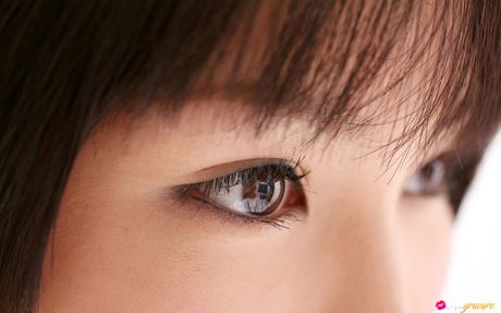 Asian stunner Nene Kamiya sports a closeup of her pussy in a Japanese kimono