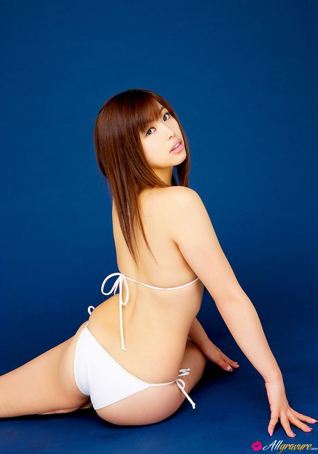 アジアのティーン、河合あすながビキニを脱ぎ捨て、天然のおっぱいを披露