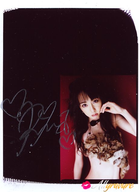 アジアのティーン秋山里奈がストッキングを脱いで露出した体を披露