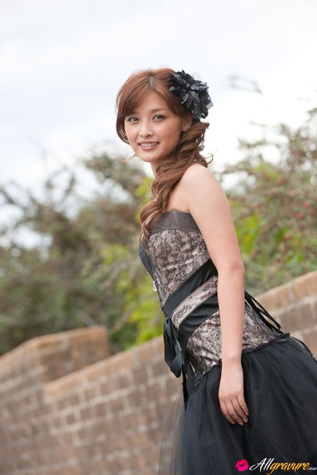 Asian beauty Rika Ishikawa highlights her massive booty and displays her bare skin in the field