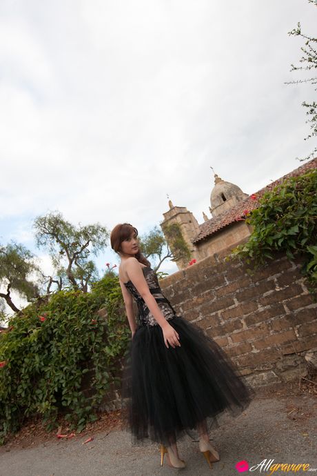 亞洲美女石川梨花在田野裡展示她豐滿的臀部和裸露的皮膚