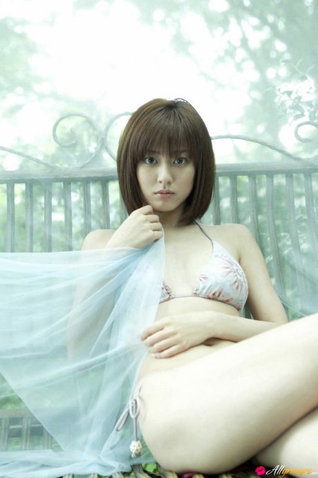 Asiatisk MILF Yumi Sugimoto viser sine store jugger og afslører sin nøgenhed til et billede i naturen