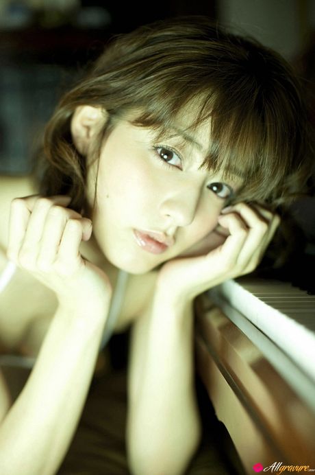 Asiatisk MILF Yumi Sugimoto viser sine store jugger og afslører sin nøgenhed til et billede i naturen