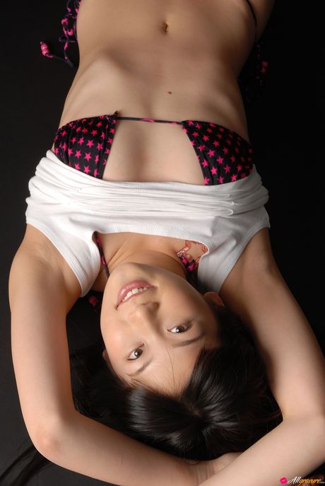 亞洲少女 Chika Ayane 脫下短褲，展現她火辣的身材