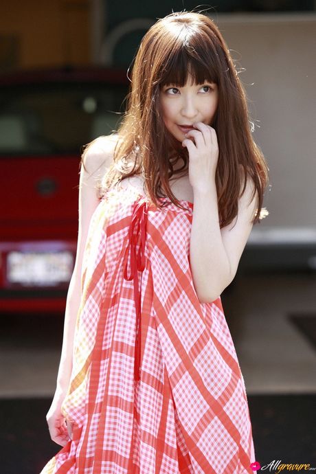 アジアの女の子、小野真弓が小さなおっぱいを披露し、スカイクラッドの姿を撮影