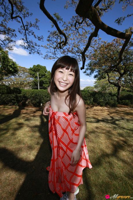 Asiatisk pige Mayumi Ono demonstrerer sine små bryster og fanger sit himmelklædte udseende