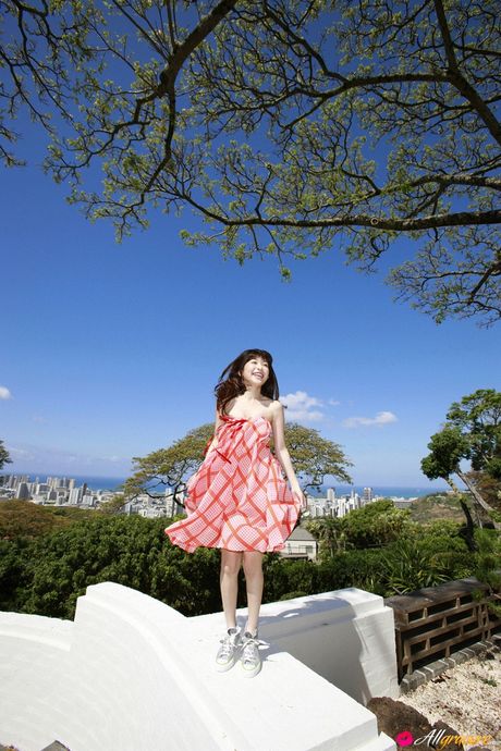 アジアの女の子、小野真弓が小さなおっぱいを披露し、スカイクラッドの姿を撮影