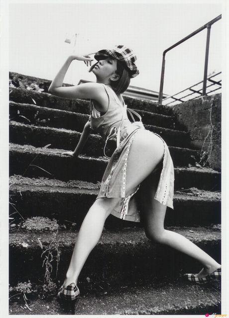 アジアの美女安藤さやかが岩場で裸になる